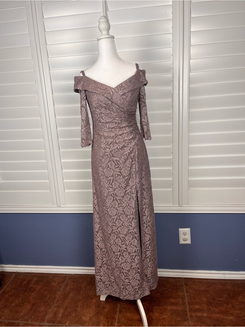 Oleg Cassini Elegant mauve Off-Shoulder Lace Evening Dress size 4 evening glam